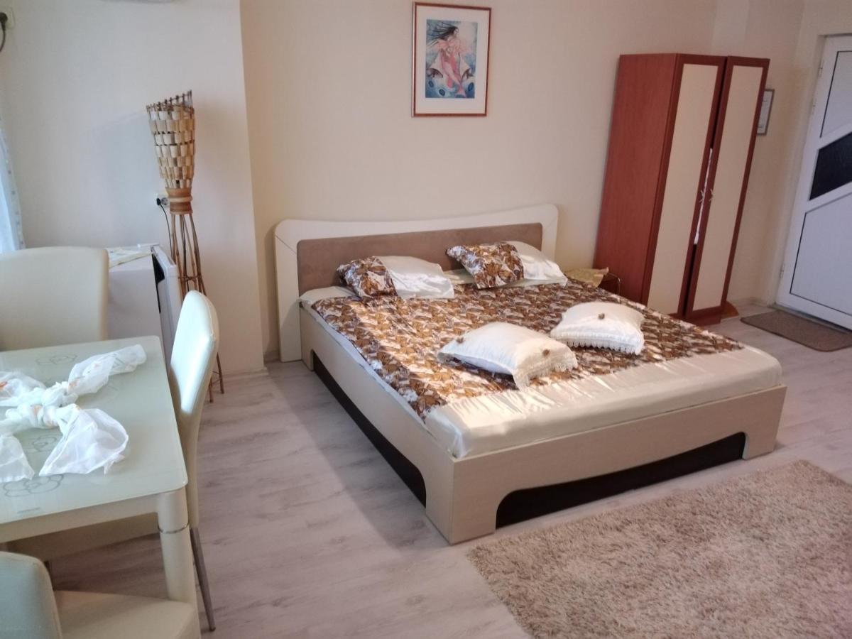 Къща За Гости Синьо Лято Pomorie Exterior photo